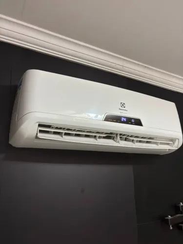 AR CONDICIONADO 9MIL BTUS - 220V - ELECTROLUX ECOTURBO