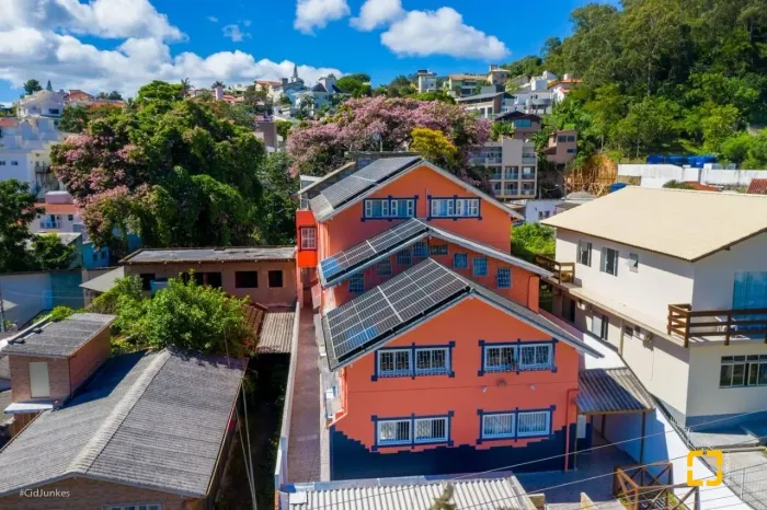 Casa na Carvoeira próximo a UFSC com 30 kitnets.