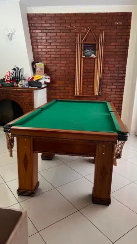Mesa de sinuca em madeira maciça