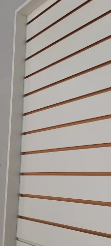 Painel expositor canaletado para loja