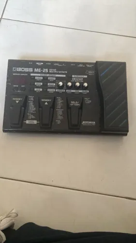 Pedaleira: Boss Me 25