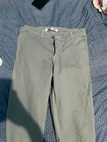 calça em sarja slim cinza