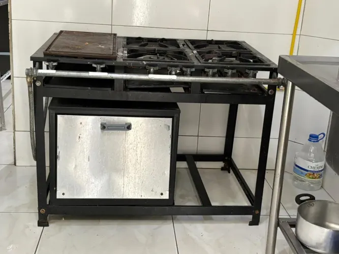 Fogão Industrial 4 Bocas com Chapa - Usado