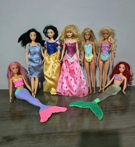 Lote com 7 bonecas usadas - Barbies e princesas Disney