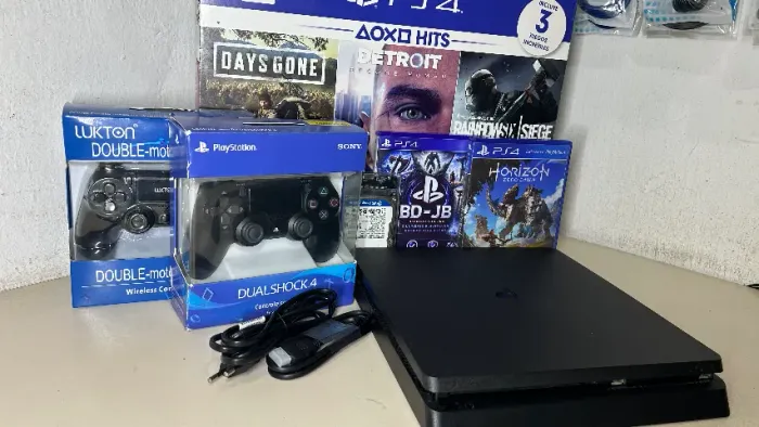 PS4 Slim Desbloqueado 1TB + HD Externo, 2 Controles e Jogos...