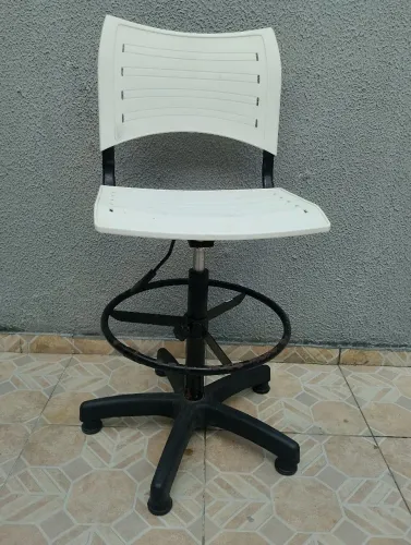 Cadeira giratória com regulagem de altura