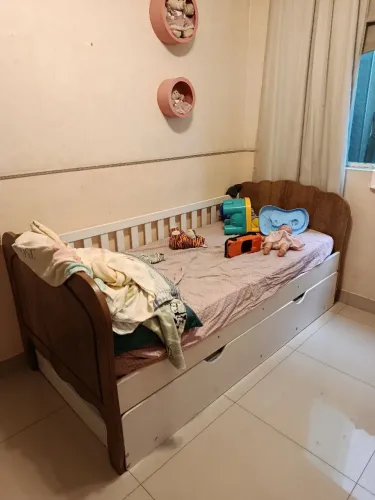 Bi cama de solteiro com cama auxiliar (retrátil)