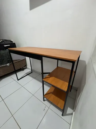 Escrivaninha/Mesa de Escritório Industrial com Prateleiras ? R$ 95,00