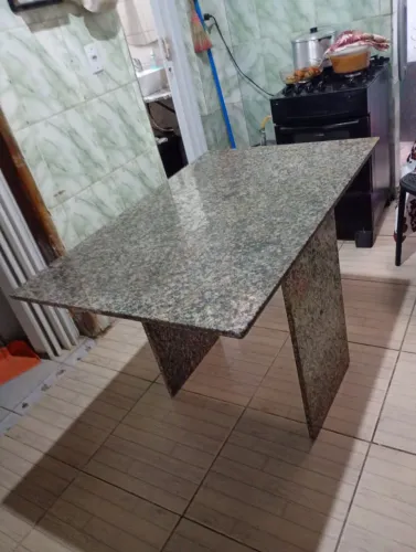 Vendo essa mesa de mármore sem cadeira