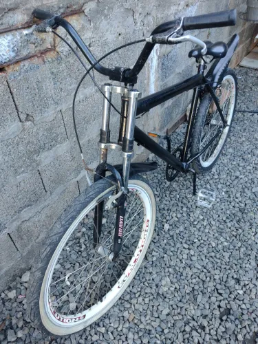 Vendo bicicleta aro 26 com suspensão dois andar funciona tudo certinho