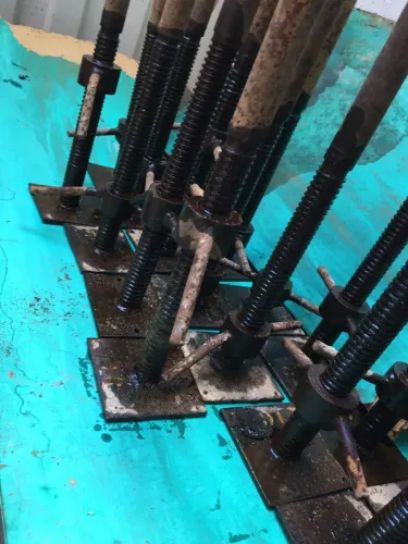 16 sapatas de ferro para andaime,vendo separado cada 65.00 reais !nao Aceito proposta 