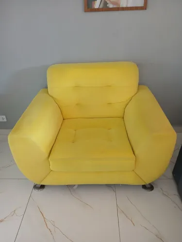 Poltrona Decorativa Amarela - Super Confortável (Pés Cromados)