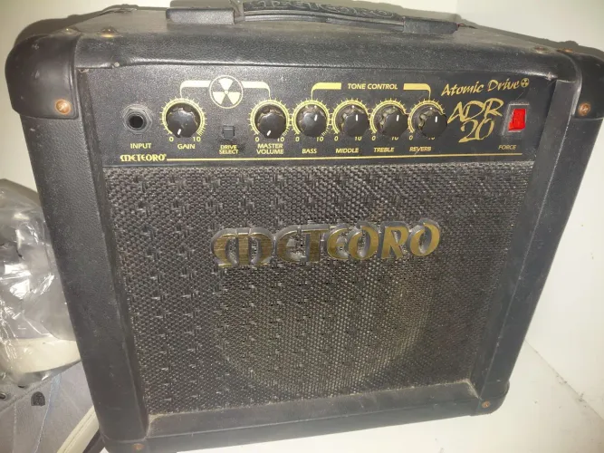 Cubo Amplificador de Guitarra Meteoro Atomic Drive 20