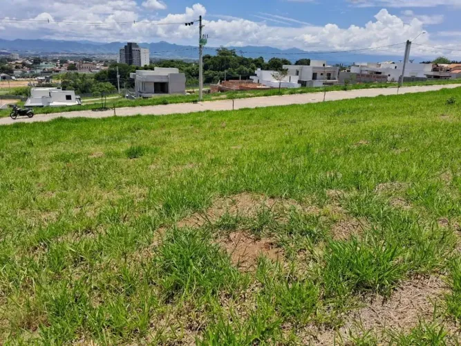Terreno de 360 m², localizado no Condomínio Residencial Terras Altas, em Caçapava/SP.