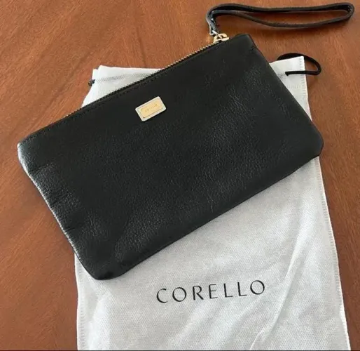 Bolsa de mão em couro da marca Corello medindo 12x21