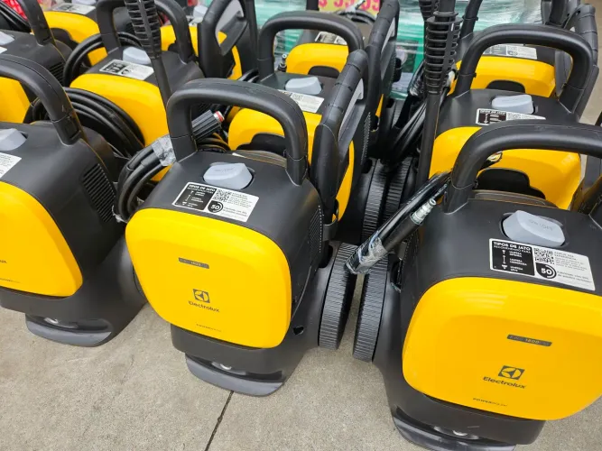 LAVADORA ALTA PRESSAO ELECTROLUX 1800 PSI Nova com detalhes externos 127v
