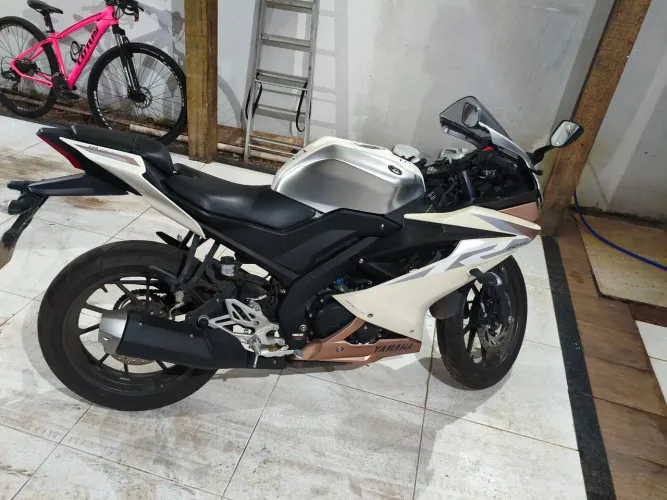 Yamaha R15 a venda