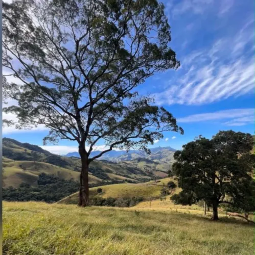 Terreno com vista para as montanhas