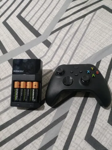 Controle Xbox Series X/s Carbon Black ( Sem fio) + Pilhas Duracell Recarregável 