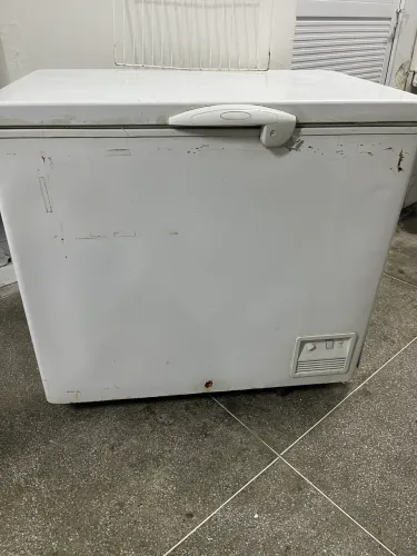 Vendo freezer 1 porta - só está refrigerando