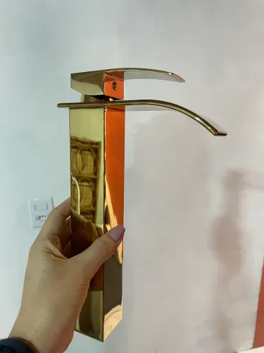 Torneira monocomando cascata dourada bica alta