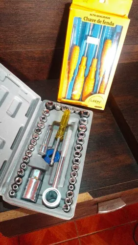 maleta de ferramentas e jogo de chaves