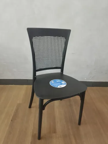 CADEIRA DE PLÁSTICO ROBUST PALHINHA - RESISTENTE, MODERNA E VERSÁTIL
