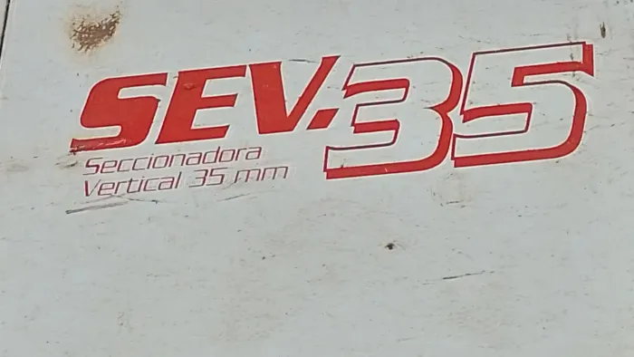 Vendo seccionadora sev35mm vertical usada semi automático bom estado corta chapa MDF 