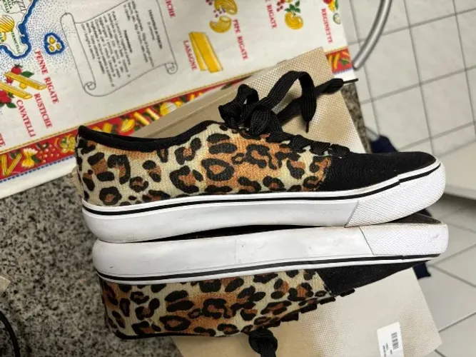 Tênis seminovo animal print
