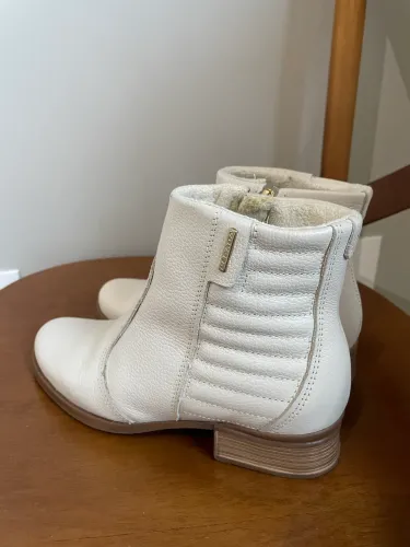Bota Feminina Couro Bege/Off white Pegada Forrada 35