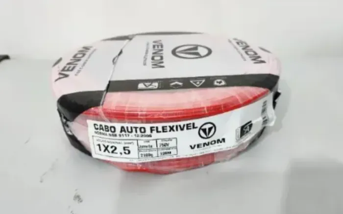 Vendo lote de 120 rolos de fios, lacrados. Várias bitolas e cores