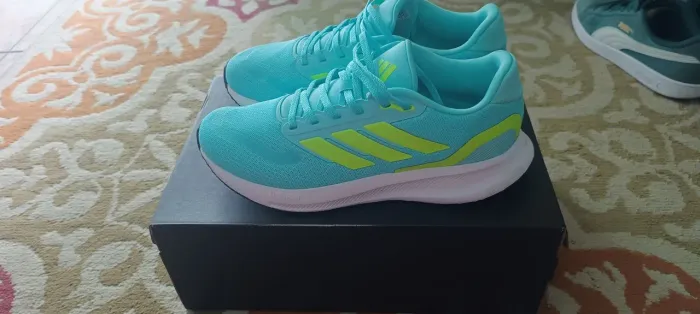 PAR DE TÊNIS MASCULINO MODELO ADIDAS RUNFALCON 5 NOVO ORIGINAL. 