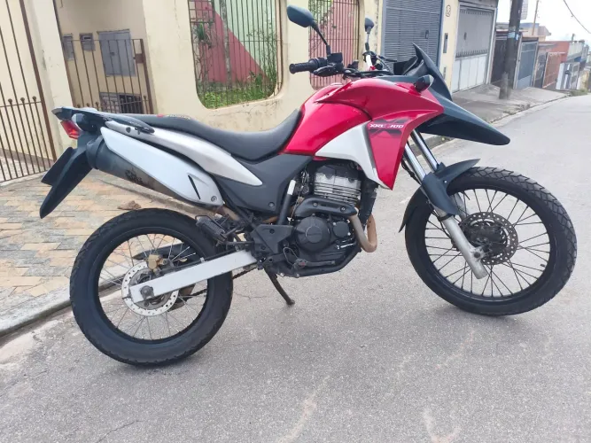 Honda XRE 300 vermelha 