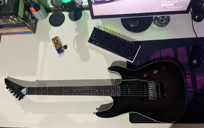 Guitarra inspirada nas jacksons antigas, feita por luthier, 100% com cordas ernieball.