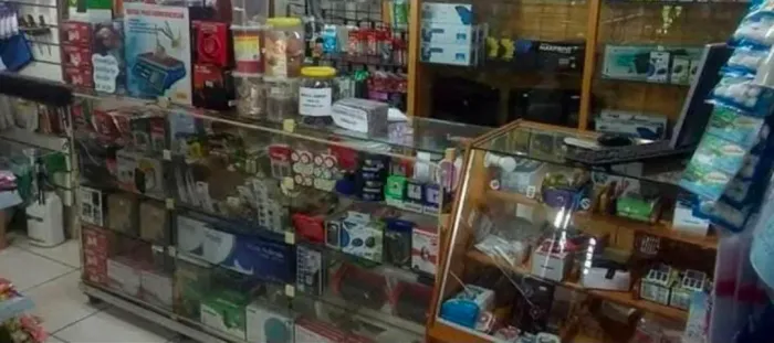 Balcão de vidro com armario de madeira ao lado vitrine
