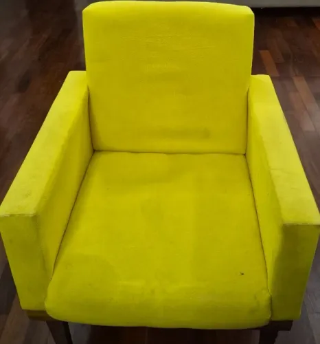 cadeira para sala amarela em bom estado