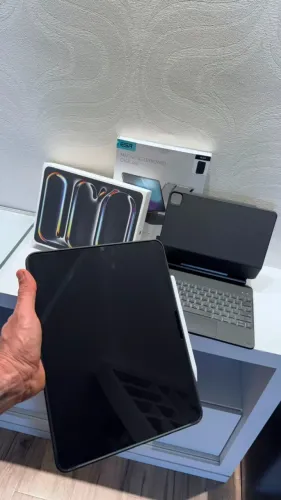 IPAD PRO 13" M5 2026 + TECLADO ESR MAGNET KEYBOARD + CANETA