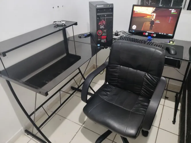MESA DE ESCRITÓRIO COM CADEIRA