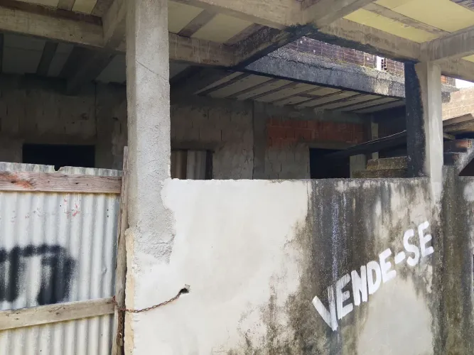 Terreno com duas casas em acabamento