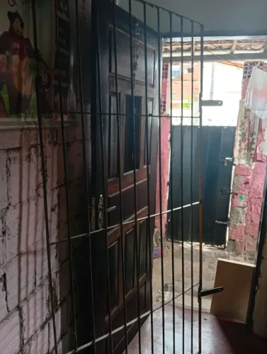 Grade ferro , medindo largura 1 metro e dois ,por 2 e doze de altura , pra vender rápido .