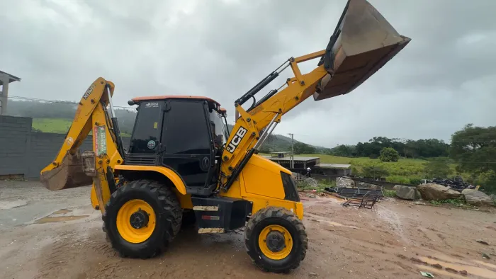Retroescavadeira JCB 3CX ano 2021