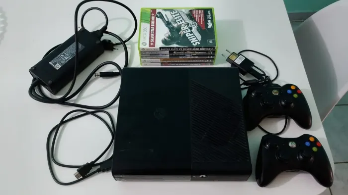 Xbox 360 Destravado, com 2 controles , 7 jogos no HD e 7 CDs , Pra Vender ligeiro