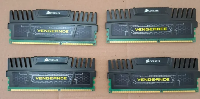 Memória DDR3 Corsair Vengeance 16GB - 4x 4GB 1600MHz