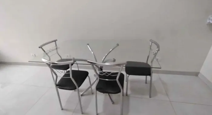 Mesa de vidro com 4 cadeiras muito conservada 