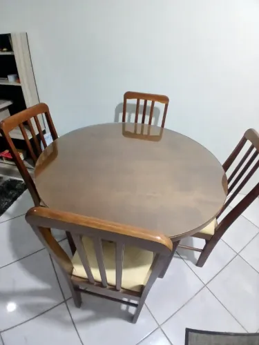 Mesa de jantar redonda com 4 cadeiras