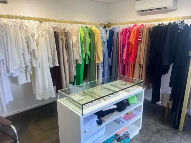 Araras e provador semi novos para loja de roupas!