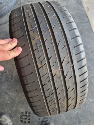 Um pneu 215/35/18 meia vida não reaberto (300 em 3× no ct