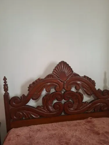 cama de casal entalhada em cerejeira maciça com 2 mesinhas de cabeceira