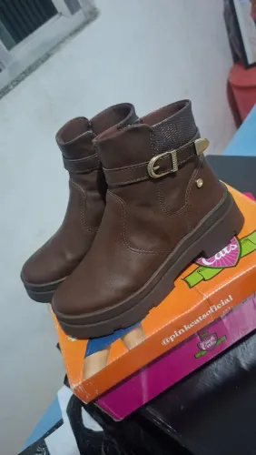 Vende-se bota infantil de menina