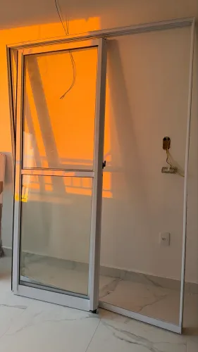 Porta de correr e janela de alumínio
